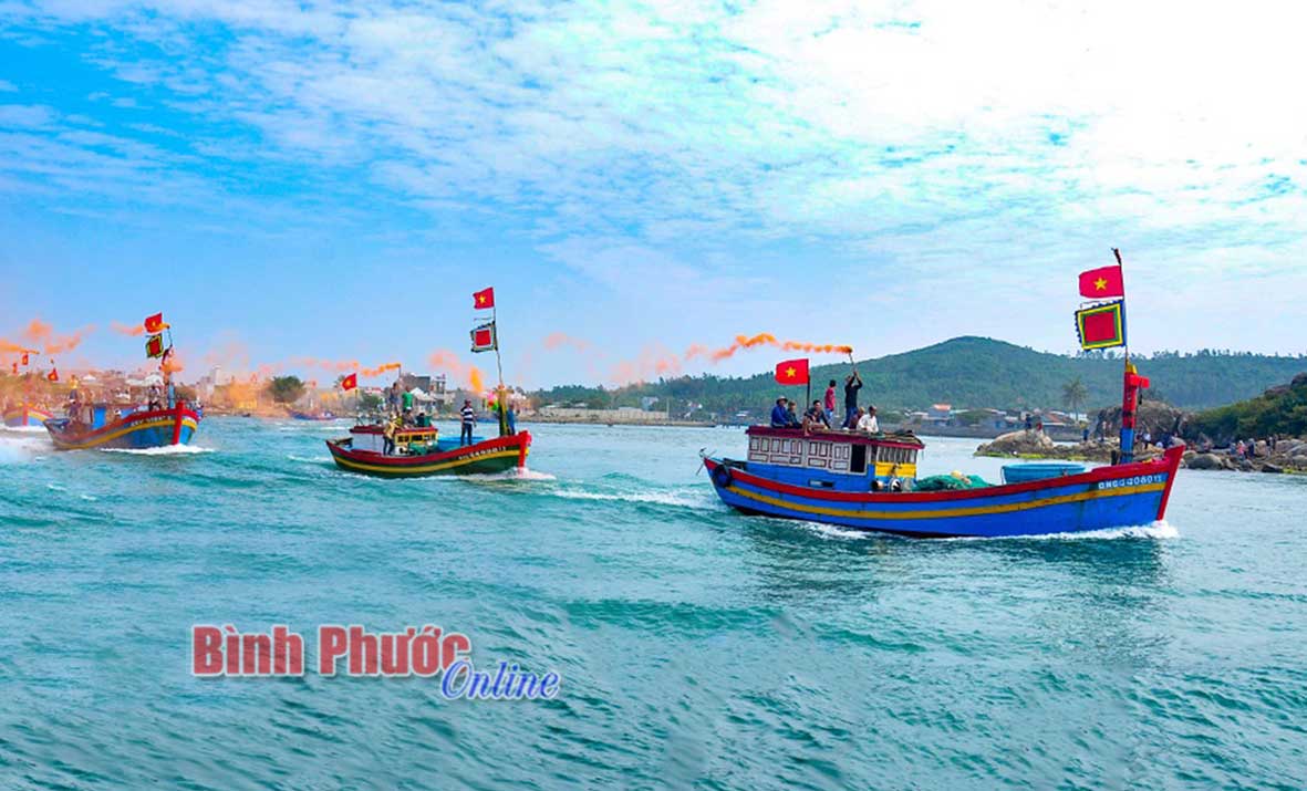 Tàu cá của ngư dân Lý Sơn (Quảng Ngãi) ra khơi đánh cá