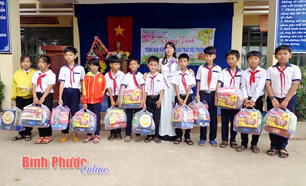 Đại diện Ban giám hiệu Trường tiểu học Tân Tiến tặng quà học sinh nghèo