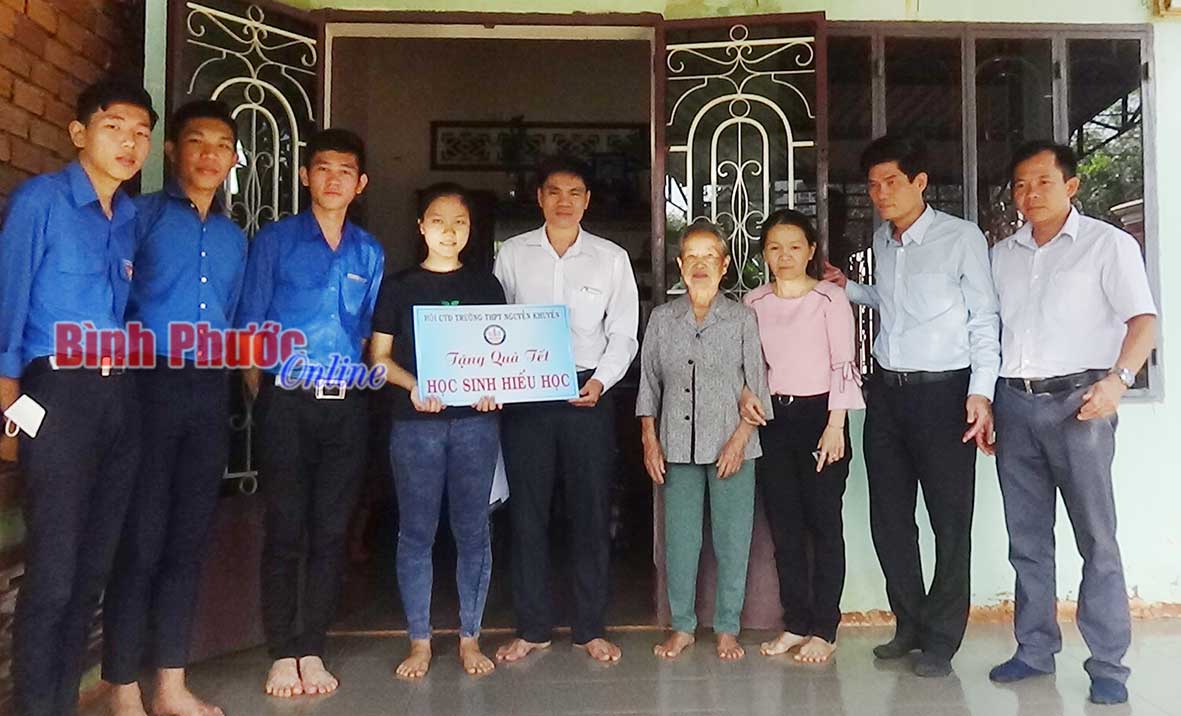 Ban giám hiệu cùng giáo viên và học sinh Trường THPT Nguyễn Khuyến đến từng nhà động viên và tặng quà học sinh có hoàn cảnh khó khăn nhân dịp tết Nguyên đán Kỷ Hợi năm 2019