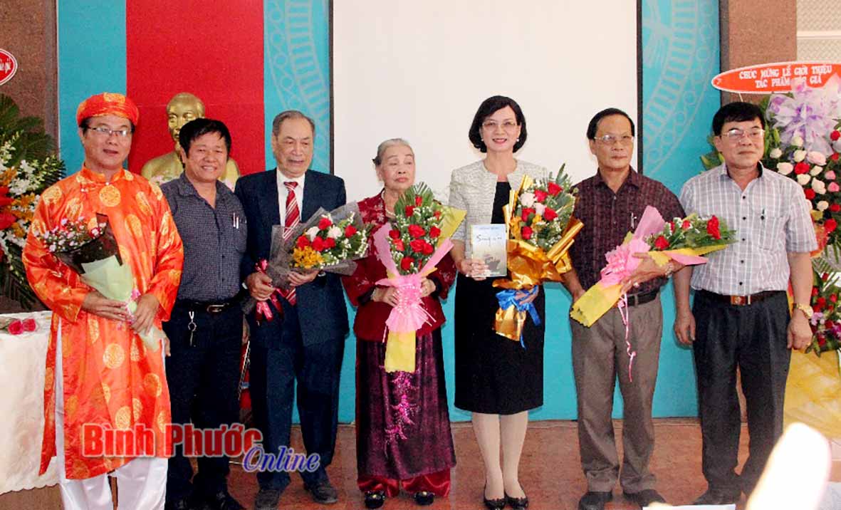 Đồng chí Trần Tuyết Minh, Ủy viên Ban Thường vụ, Trưởng ban Tuyên giáo Tỉnh ủy chụp hình lưu niệm với lãnh đạo Hội Văn học nghệ thuật tỉnh và các tác giả