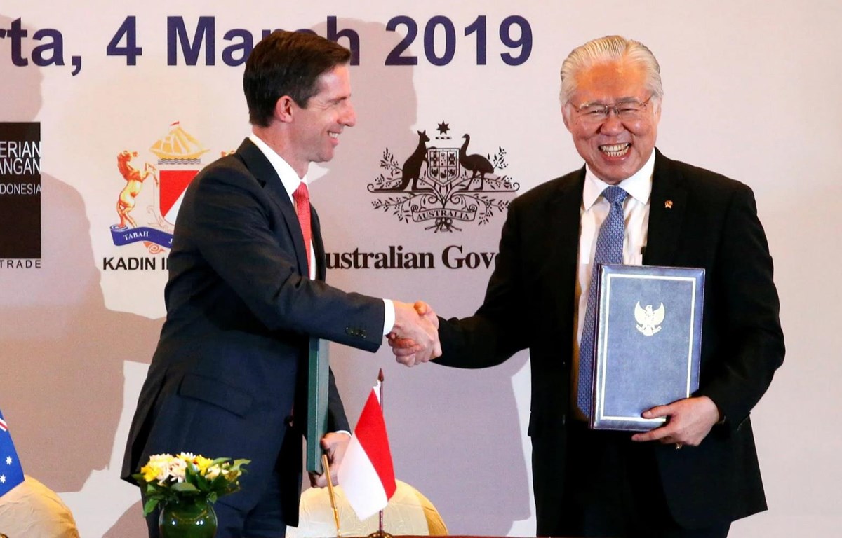 Bộ trưởng Thương mại Indonesia Enggartiasto Lukita (phải) và người đồng cấp Australia Simon Birmingham. (Nguồn: Reuters)