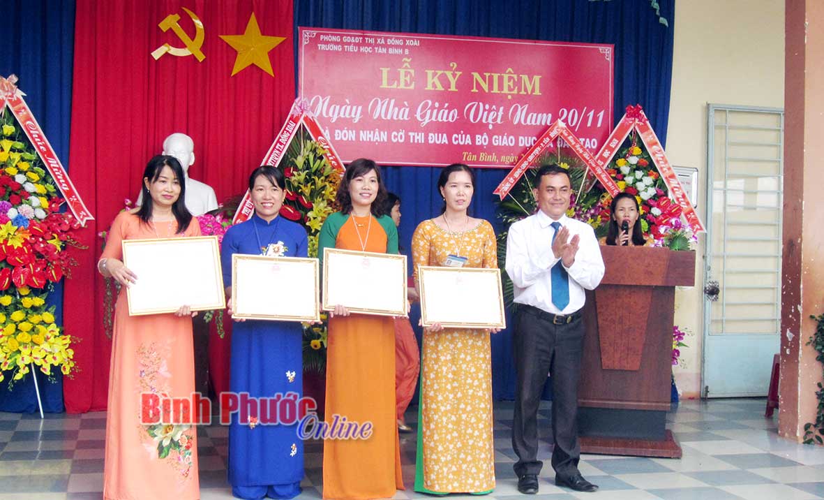 Tỉnh ủy viên, Chủ tịch UBND thị xã Đồng Xoài (nay là thành phố) Lê Trường Sơn trao tặng danh hiệu Chiến sĩ thi đua cấp tỉnh cho các giáo viên Trường tiểu học Tân Bình B năm học 2017-2018
