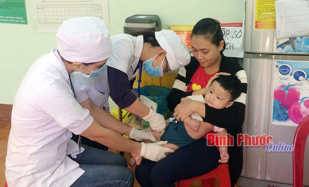 Nhân viên y tế phường Hưng Chiến tiêm chủng vắc-xin Combe Five cho trẻ
