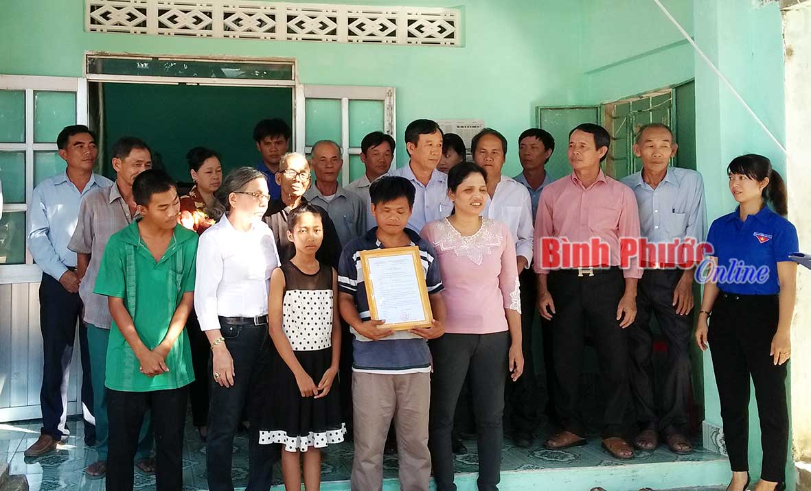 Hội Người mù huyện Chơn Thành bàn giao nhà đại đoàn kết cho hộ ông Ngô Văn Điền ở ấp 3A, xã Minh Hưng