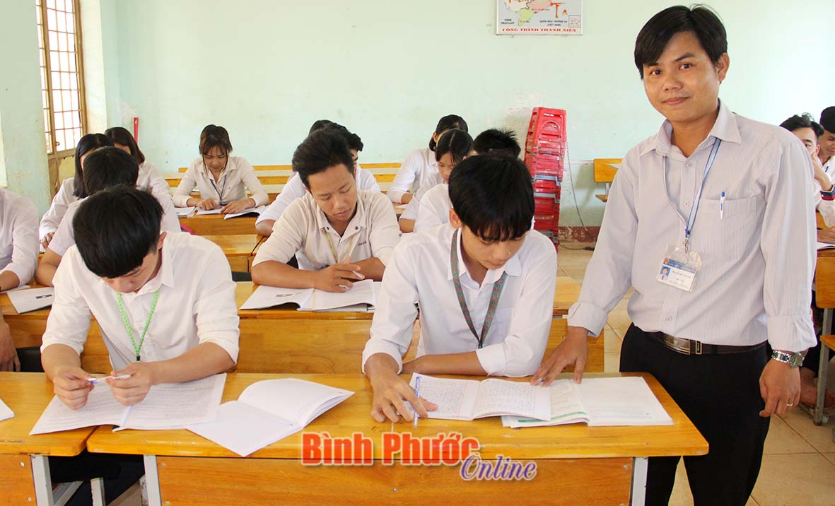 Thầy Phạm Phú Hoành trong tiết dạy Lịch sử lớp 12