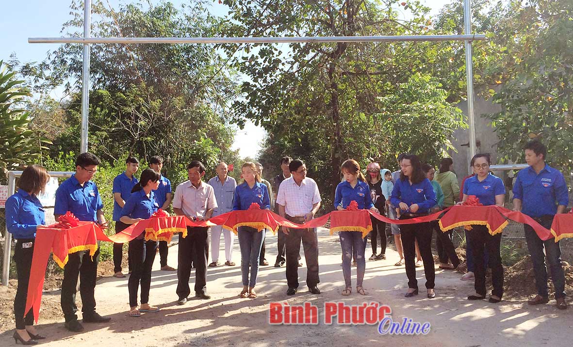 Hội LHTN thị xã Bình Long khánh thành công trình “Đoạn đường thanh niên” tại ấp Thanh Trung, xã Thanh Lương