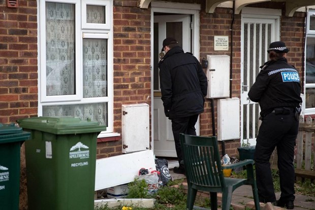 Canh sat Anh dang tien hanh dieu tra mot am muu khung bo hinh anh 1