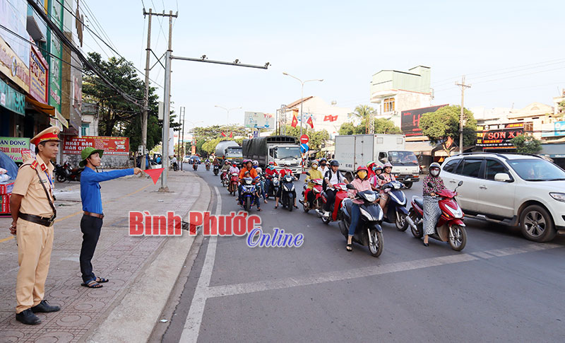 Thanh niên Đồng Xoài tham gia đứng chốt đảm bảo an toàn giao thông