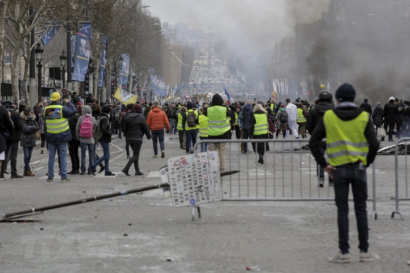 Xung đột giữa cảnh sát chống bạo động và người biểu tình Áo vàng trên Đại lộ Champs-Elysees. (Nguồn: AFP/TTXVN)