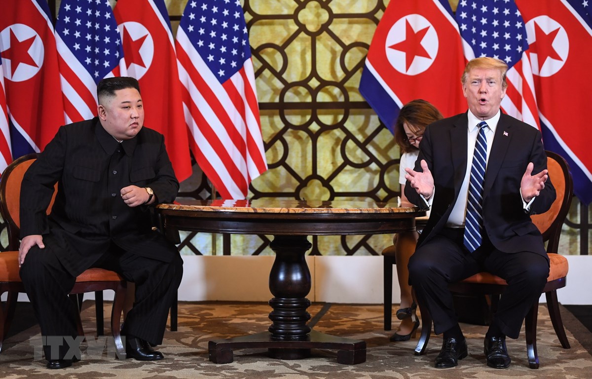 Tổng thống Mỹ Donald Trump (phải) và Chủ tịch Triều Tiên Kim Jong-un trong cuộc gặp riêng tại ngày làm việc thứ hai của Hội nghị thượng đỉnh Mỹ-Triều lần hai ở Hà Nội, ngày 28/2/2019. (Ảnh: AFP/TTXVN)