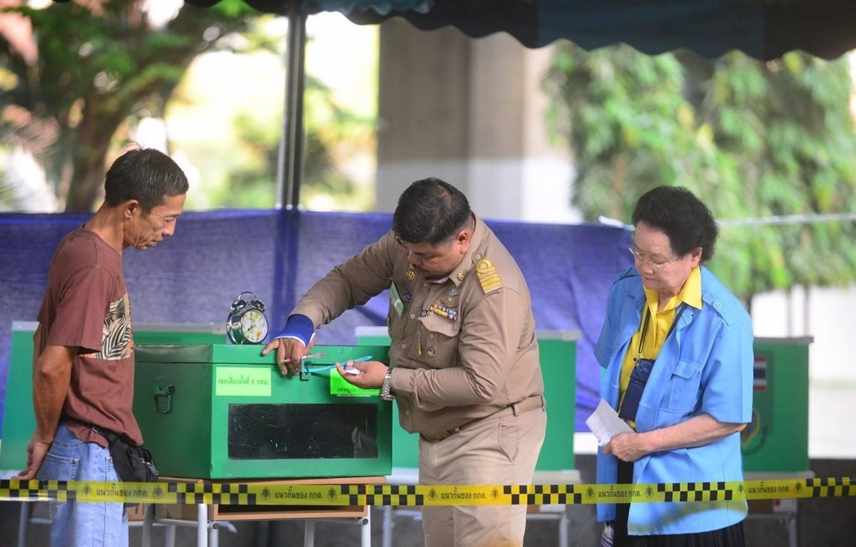 Đại diện cử tri, chính quyền và Ủy ban Bầu cử cùng kiểm tra thùng phiếu trước khi bắt đầu bỏ phiếu. (Ảnh: Sơn Nam/TTXVN)

