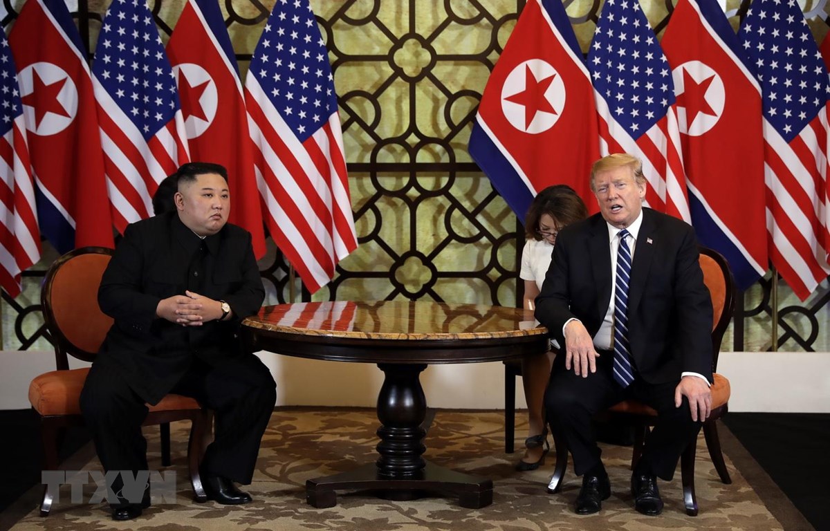 Tổng thống Mỹ Donald Trump (phải) và Chủ tịch Triều Tiên Kim Jong-un trong cuộc gặp riêng tại Hội nghị thượng đỉnh Mỹ-Triều lần hai ở Hà Nội ngày 28/2. (Ảnh: AFP/TTXVN)