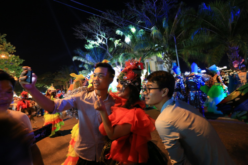 Đồng quan điểm với Phương, hai nữ du kh&aacute;ch Nadie v&agrave; Mackenzie (Canada) cho hay, trong lần đầu đến Đ&agrave; Nẵng cả hai người đ&atilde; cảm nhận bầu kh&ocirc;ng kh&iacute; rất s&ocirc;i động, vui vẻ. Người d&acirc;n th&acirc;n thiện v&agrave; Lễ hội Carnival đường phố qu&aacute; đẹp. Suốt 2 tiếng rưỡi diễn ra sự kiện, kh&aacute;n giả đường phố đ&atilde; được sống trong kh&ocirc;ng gian carnival ấm &aacute;p.