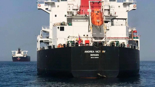 Su co tau cho dau boc chay o Vinh Oman: Iran cuu ho 44 thuy thu hinh anh 1