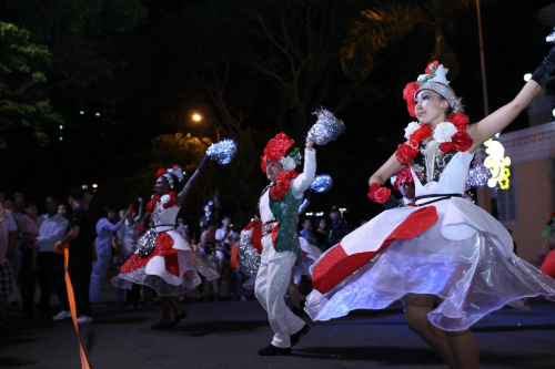 Trong khi c&aacute;c vũ c&ocirc;ng đại diện Italy sang trọng, thướt tha, uyển chuyển trong bộ c&aacute;nh lấy &yacute; tưởng từ hoa loa k&egrave;n th&igrave; vũ c&ocirc;ng đại diện Phần Lan diện phục trang hoa lan chu&ocirc;ng, mang gam m&agrave;u xanh chủ đạo v&agrave; nhiều họa tiết như thể từ thế giới Avatar. Đất nước Trung Quốc lại được đặc tả bởi những b&ocirc;ng mẫu đơn quyền qu&yacute;.