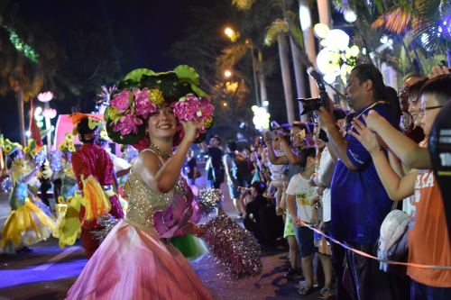 L&ecirc; Phương (một du học sinh Đ&agrave; Nẵng) cho biết rất tự h&agrave;o v&igrave; Đ&agrave; Nẵng c&oacute; những lễ hội được đầu tư ho&agrave;nh tr&aacute;ng, tạo kh&ocirc;ng kh&iacute; s&ocirc;i động, vui tươi, thu h&uacute;t đ&ocirc;ng du kh&aacute;ch tham dự. Nếu d&ugrave;ng 3 từ để tổng kết về lễ hội tối nay th&igrave; chỉ c&oacute; thể l&agrave; n&aacute;o nhiệt, tưng bừng, h&ograve;a đồng. Năm sau c&oacute; cơ hội, t&ocirc;i nhất định sẽ trở lại Đ&agrave; Nẵng v&agrave; tham dự Lễ hội Carnival đường phố, L&ecirc; Phương n&oacute;i.