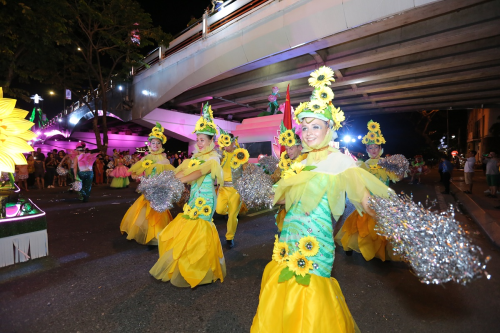 Trong &acirc;m nhạc s&ocirc;i động, c&aacute;c nh&oacute;m vũ c&ocirc;ng với trang phục được thiết kế lấy cảm hứng từ h&igrave;nh ảnh lo&agrave;i hoa đặc trưng của c&aacute;c quốc gia tham dự DIFF đ&atilde; ch&aacute;y hết m&igrave;nh với những vũ điệu v&agrave; m&agrave;n tr&igrave;nh diễn nghệ thuật đặc sắc.H&igrave;nh ảnh Việt Nam được thể hiện qua trang phục sở hữu hoạ tiết c&aacute;nh hoa sen hồng đằm thắm tr&ecirc;n nền xanh của l&aacute;. Nước Nga lại ghi dấu ấn với trang phục vũ c&ocirc;ng to&aacute;t l&ecirc;n m&agrave;u v&agrave;ng sặc sỡ, tạo n&eacute;t tươi mới, năng động của hoa hướng dương.