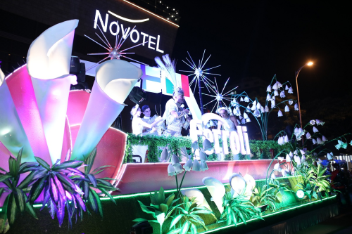 Xe Italy - Phần Lan thể hiện sự nhẹ nh&agrave;ng, thanh khiết khi kết hợp giữa hoa lan loa k&egrave;n tao nh&atilde; v&agrave; hoa lan chu&ocirc;ng xanh quyến rũ. Xe Trung Quốc - Anh l&agrave; sự chuyển biến sắc m&agrave;u tinh tế từ sắc hồng đậm của hoa mẫu đơn đến sắc đỏ của hồng tudor.