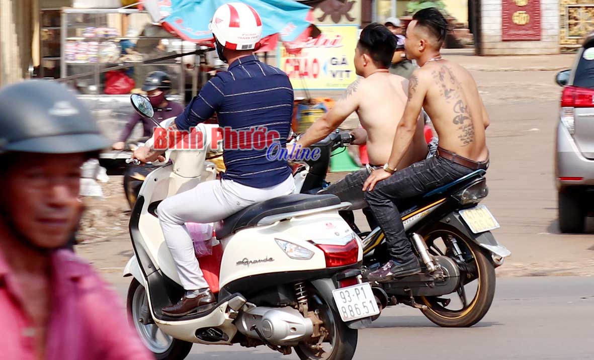 2 thanh niên không đội mũ bảo hiểm, điều khiển xe tốc độ cao, cởi trần khoe hình xăm, lưu thông trên đường ĐT741, đoạn qua phường Phước Bình (Phước Long)