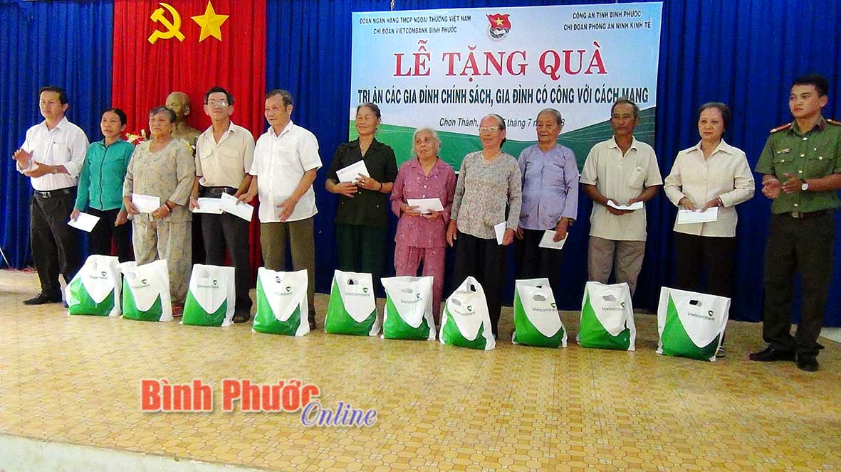Lãnh đạo Phòng An ninh kinh tế Công an tỉnh trao quà tặng các gia đình chính sách tại xã Minh Lập, huyện Chơn Thành