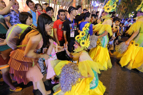 Mỗi kh&ocirc;ng gian đường phố nơi đo&agrave;n diễn h&agrave;nh v&agrave; c&aacute;c nghệ sĩ đi qua hay dừng lại biểu diễn, kh&ocirc;ng kh&iacute; như được tiếp th&ecirc;m lửa cuồng nhiệt. Kh&ocirc;ng chỉ được ngắm c&aacute;c nghệ sĩ cuồng say trong những vũ điệu, m&agrave;n tr&igrave;nh diễn nghệ thật, kh&aacute;n giả c&ograve;n thỏa sức chụp h&igrave;nh, giao lưu với c&aacute;c vũ c&ocirc;ng quốc tế trong niềm vui tươi, phấn khởi ngập tr&agrave;n.