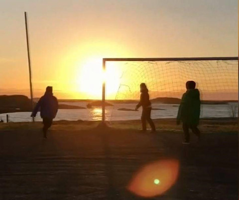 Hon dao noi tre em da bong, nguoi lon uong ca phe luc nua dem hinh anh 8