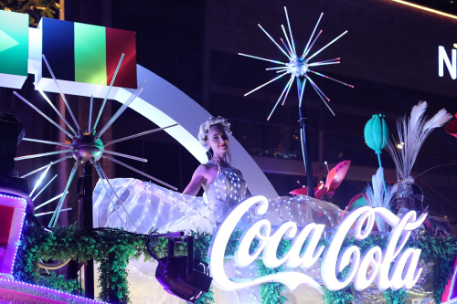 4 xe hoa diễu h&agrave;nh l&agrave; 4 s&acirc;n khấu thu nhỏ được tạo h&igrave;nh sống động, h&agrave;i h&ograve;a giữa c&aacute;c lo&agrave;i hoa biểu trưng của nhiều quốc gia tranh t&agrave;i tại lễ hội. Xe Việt Nam - Nga l&agrave; sự h&ograve;a quyện mềm mại giữa sắc hồng thanh khiết của hoa sen với sự rực rỡ, lạc quan của sắc v&agrave;ng hoa hướng dương tựa như t&igrave;nh hữu nghị trường tồn giữa hai d&acirc;n tộc Nga - Việt. Xe Brazil - Bỉ l&agrave; sự kết đ&ocirc;i nồng ch&aacute;y giữa hoa đỏ v&agrave; lan cattleya hội đủ gam m&agrave;u n&oacute;ng.