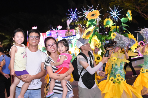 Lễ hội Carnival đường phố DIFF 2019 thậm ch&iacute; c&ograve;n được anh Quốc Huy, một du kh&aacute;ch đến từ H&agrave; Nội v&iacute; như rạp h&aacute;t của 8 quốc gia. Ở đ&oacute;, kh&aacute;ch tham dự c&oacute; thể thăng hoa cảm x&uacute;c c&ugrave;ng vũ điệu samba n&oacute;ng bỏng của Brazil, phi&ecirc;u theo từng điệu vũ ngẫu hứng của Nga, say m&ecirc; với vũ kh&uacute;c tarantella truyền thống Italy v&agrave; thậm ch&iacute; nhảy c&ugrave;ng vũ c&ocirc;ng đại diện nước Anh trong điệu nhảy morris trứ danh.