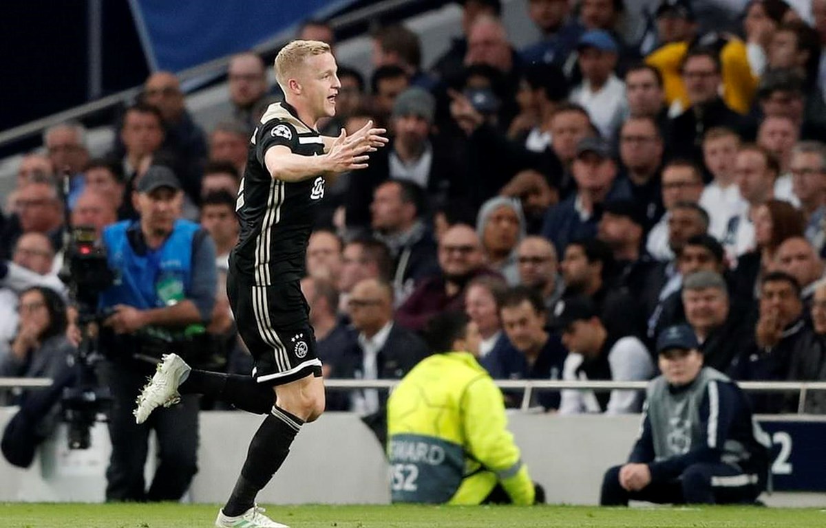 Van de Beek mang chiến thắng về cho Ajax.