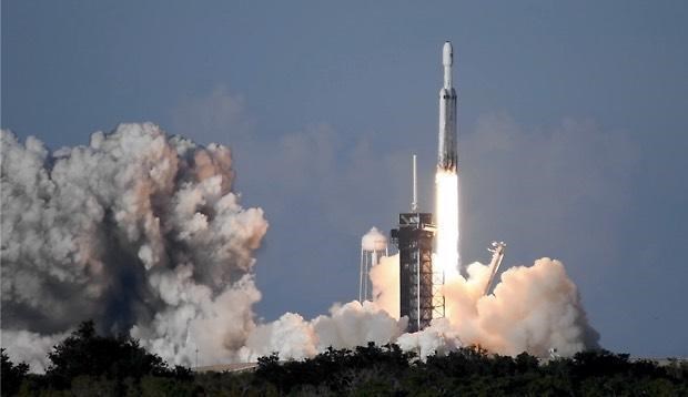 SpaceX thuc hien thanh cong vu phong thuong mai dau tien hinh anh 1
