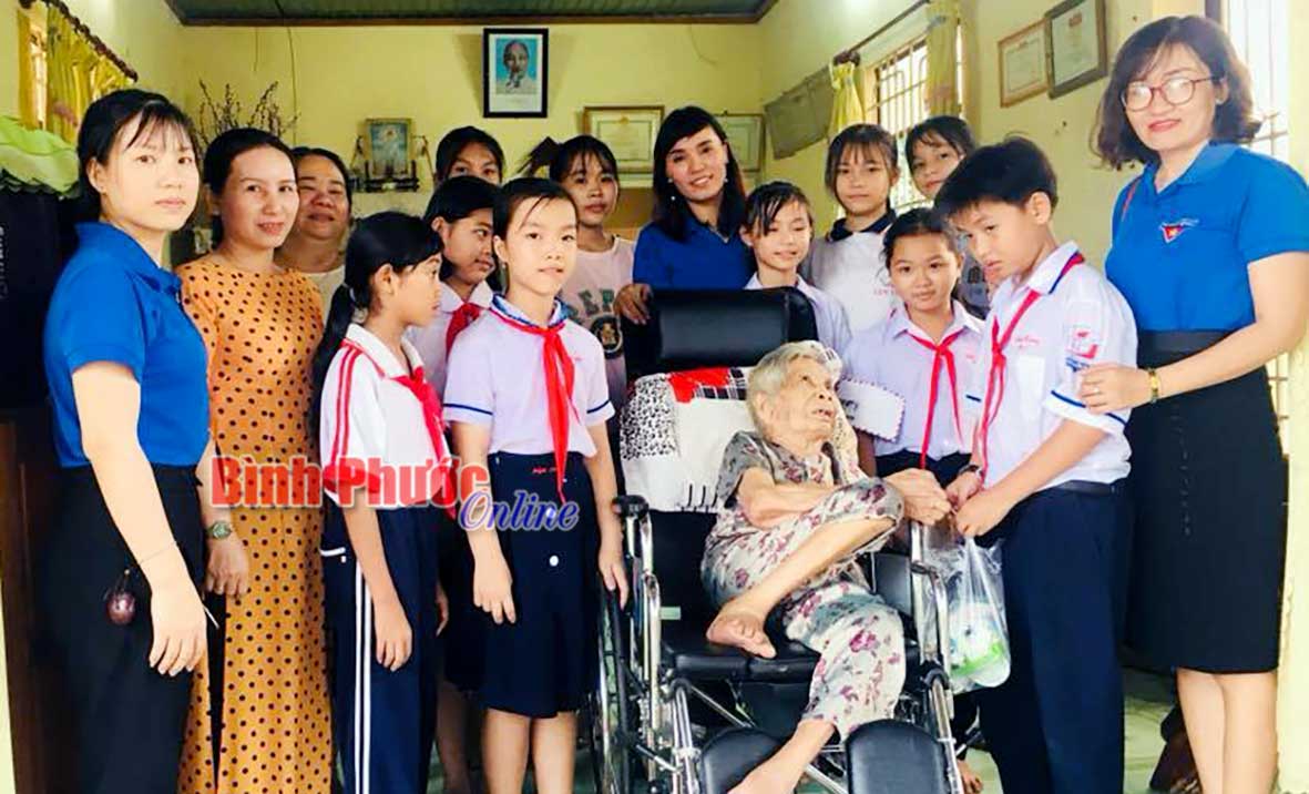 Thanh thiếu nhi phường Tân Xuân thăm hỏi mẹ Việt Nam Anh hùng của thành phố Đồng Xoài
