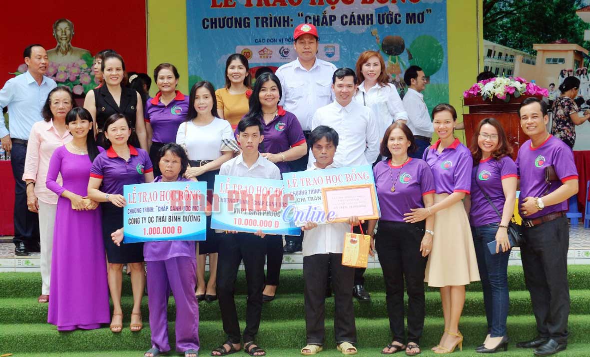 Các nhà hảo tâm trao học bổng “Chắp cánh ước mơ” cho em Nguyễn Thanh Tâm