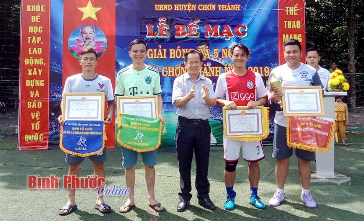 Phó chủ tịch UBND huyện Chơn Thành Phạm Văn Hùng trao giải cho các đội đạt thành tích xuất sắc