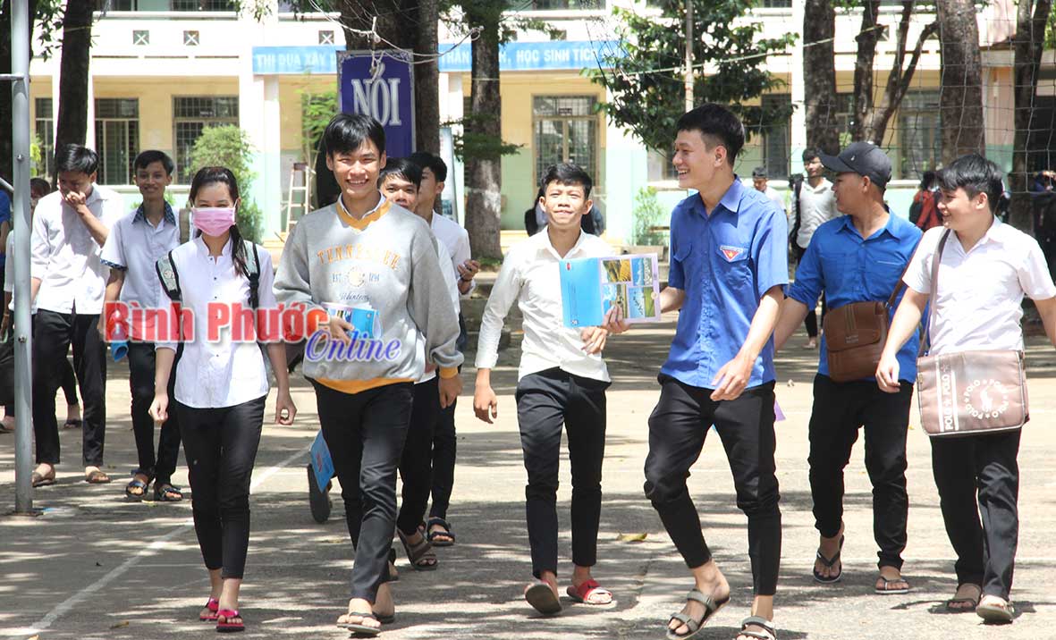 Các thí sinh rời phòng thi tại điểm Trường THCS Tân Xuân (Đồng Xoài) sau thời gian làm bài thi tổ hợp khoa học xã hội