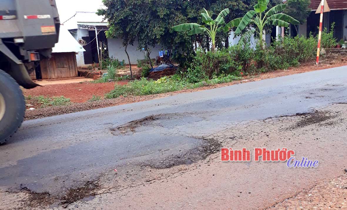 Khoảng hơn 10m đường đoạn qua trung t&acirc;m x&atilde; Thống Nhất bị sụt l&uacute;n g&acirc;y nguy hiểm cho c&aacute;c phương tiện lưu th&ocirc;ng