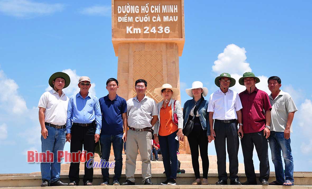 Đoàn công tác Báo Bình Phước trong chuyến tham quan Đất Mũi. Trong ảnh: Đoàn thăm mốc điểm cuối đường Hồ Chí Minh