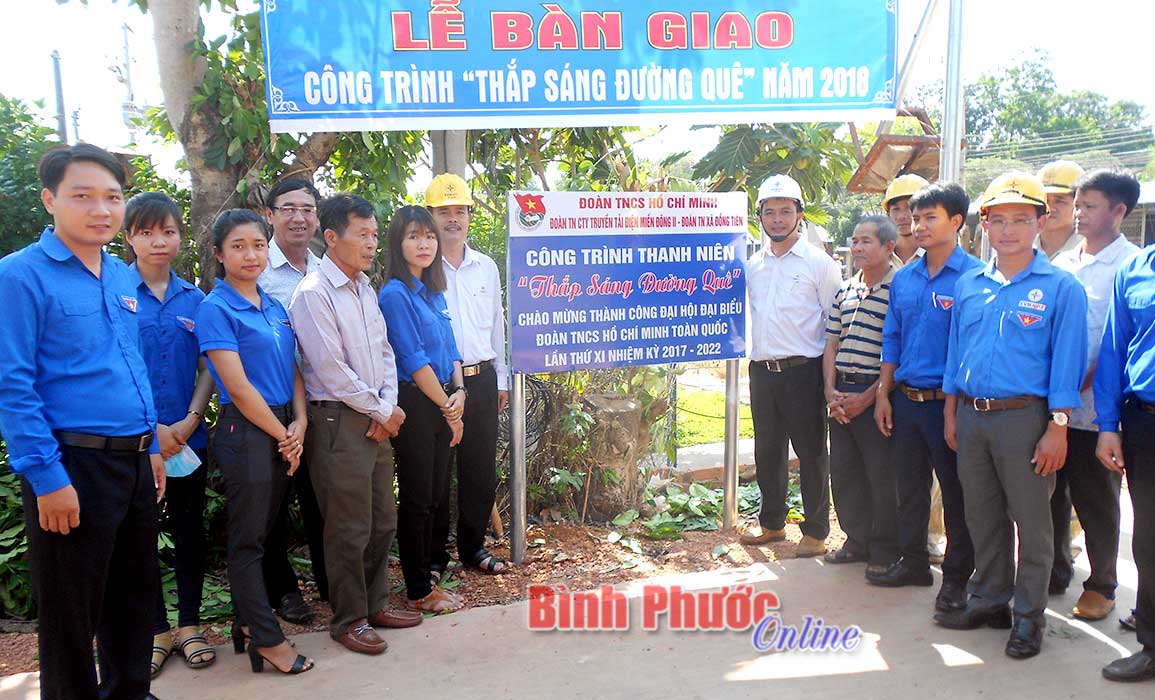 Huyện đoàn Đồng Phú phối hợp Công ty Điện lực Bình Phước bàn giao công trình thanh niên “Thắp sáng đường quê” tại xã Đồng Tiến