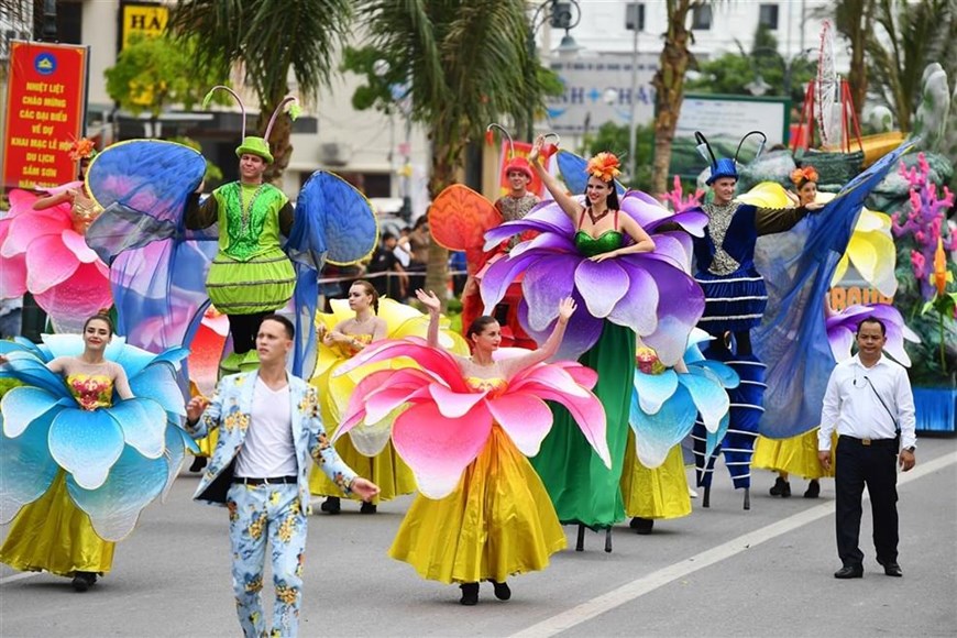  Carnival Đường phố lần đầu tiên được tổ chức tại Sầm Sơn với sự chung tay của Tập đoàn Sun Group đã thành công rực rỡ và để lại ấn tượng khó quên cho người dân và du khách đến Sầm Sơn. Hoạt động này cũng đem đến sự khởi đầu tốt đẹp cho mùa du lịch biển 2019 và là một điểm nhấn độc đáo cho Lễ hội du lịch Biển Sầm Sơn 2019. (Ảnh: PV)