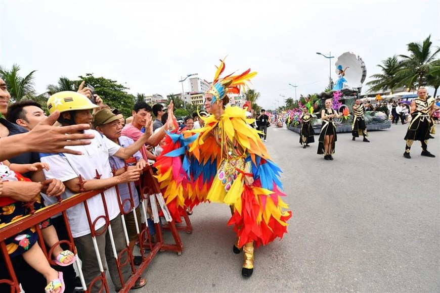  Nhiều khán giả bày tỏ sự hào hứng, phấn khích khi chứng kiến đoàn xe hoa hoành tráng cùng dàn nghệ sĩ xinh đẹp trong trang phục lộng lẫy diễu hành qua. ''Tôi đến đây một thời gian và thật sự thích thành phố Sầm Sơn. Đây là lần đầu tiên tôi được xem Carnival hấp dẫn và cuốn hút như thế này. Những vũ công biểu diễn trong Carnival thật xinh đẹp và bốc lửa, tôi không thể ngừng nhún nhẩy theo vũ điệu của họ'' - Akshay Kumar - du khách đến từ Ấn Độ chia sẻ. (Ảnh: PV)