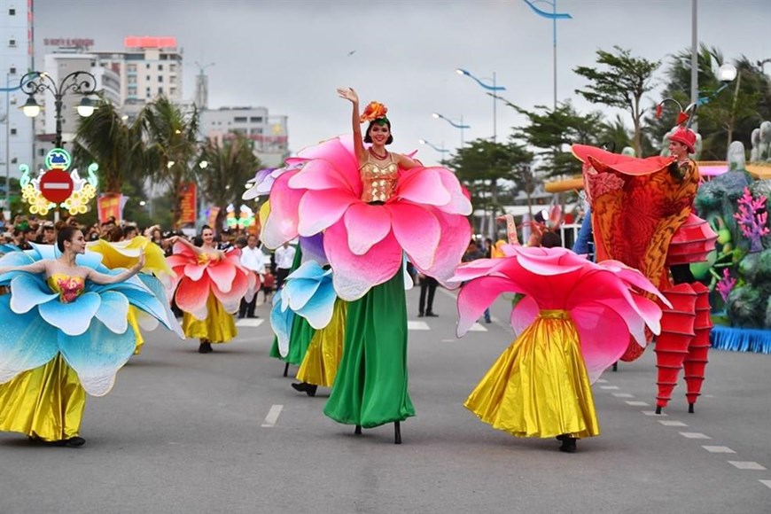 Đông đảo người dân và du khách đến Thành phố Sầm Sơn trong dịp Giỗ tổ Hùng Vương đã được sống trong không khí tưng bừng, sôi động của ngày hội Carnival Đường phố Sầm Sơn 2019. (Ảnh: PV)