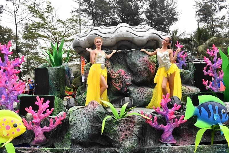  Hai xe hoa được thiết kế lộng lẫy cùng hơn 70 nghệ sỹ chuyên nghiệp đến từ khu du lịch hàng đầu Việt Nam Sun World Ba Na Hills trong các bộ trang phục lễ hội rực rỡ, đầy màu sắc đã biểu diễn những tiết mục nghệ thuật đường phố độc đáo, cuốn hút, kéo người dân và du khách nhún nhảy, hòa mình vào không khí sôi động của Carnival. (Ảnh: PV)