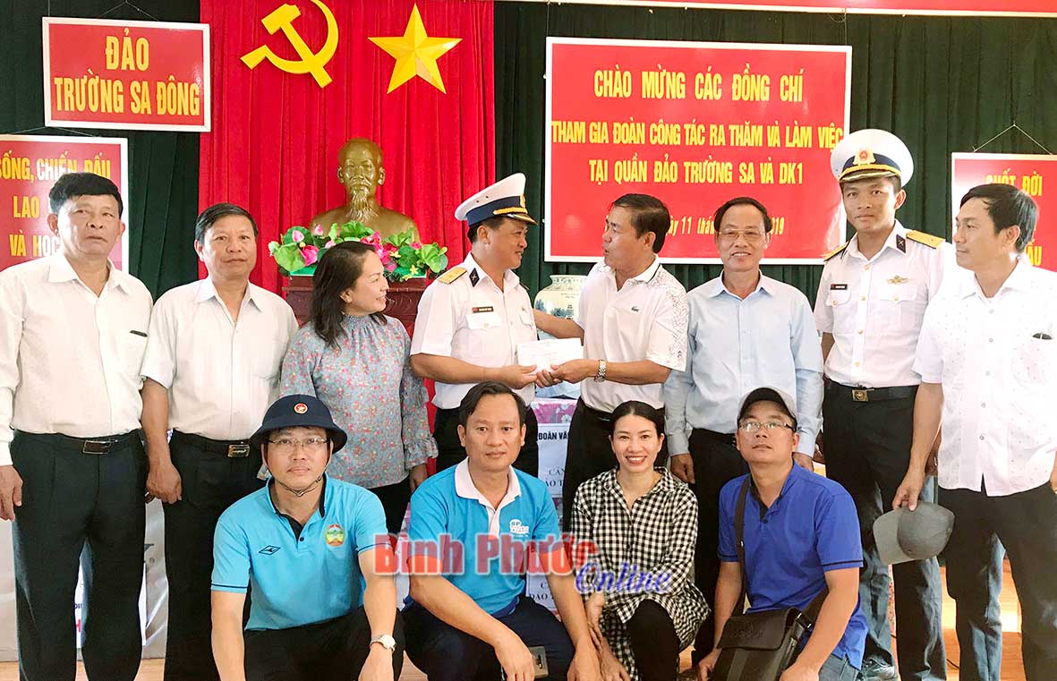 Đoàn Bình Phước tặng quà Trung tá Nguyễn Đức Thịnh - một người con ưu tú của tỉnh đang làm Phó chỉ huy trưởng, Tham mưu trưởng đảo Trường Sa Đông.