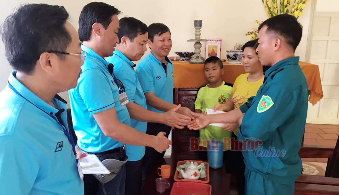 Đoàn cán bộ tỉnh Bình Phước đến thăm và tặng quà tất cả hộ dân đang bám ngư trường, sinh sống ở đảo Song Tử Tây.