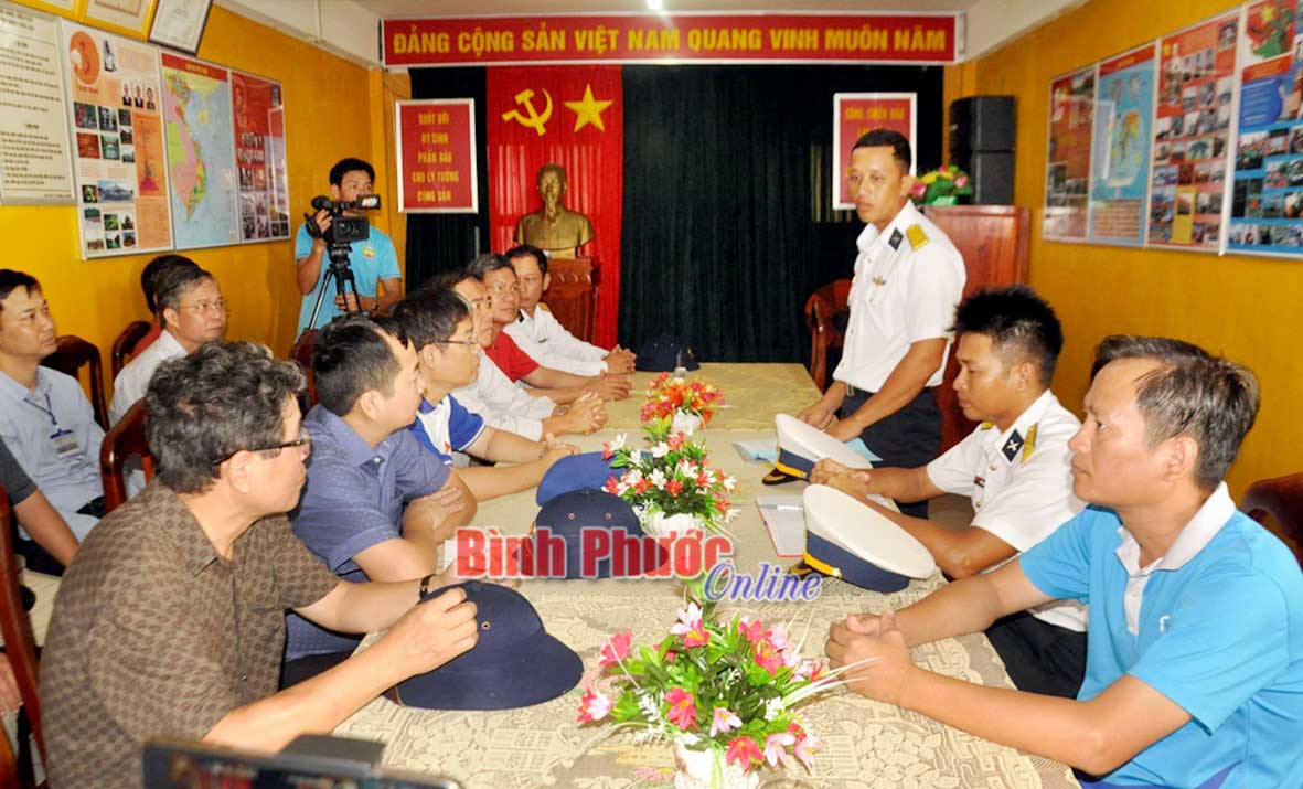 Chỉ huy đảo Đá Đông B báo cáo đoàn công tác về hoạt động của đảo.