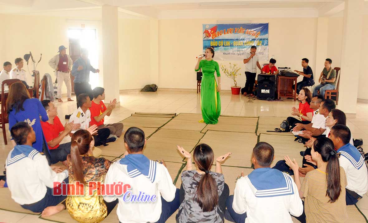 Tại tất cả đảo đến thăm, đoàn văn công Hải Phòng và các nghệ sĩ cùng đoàn luôn có những tiết mục biểu diễn văn nghệ cùng lính đảo đầy sôi động.