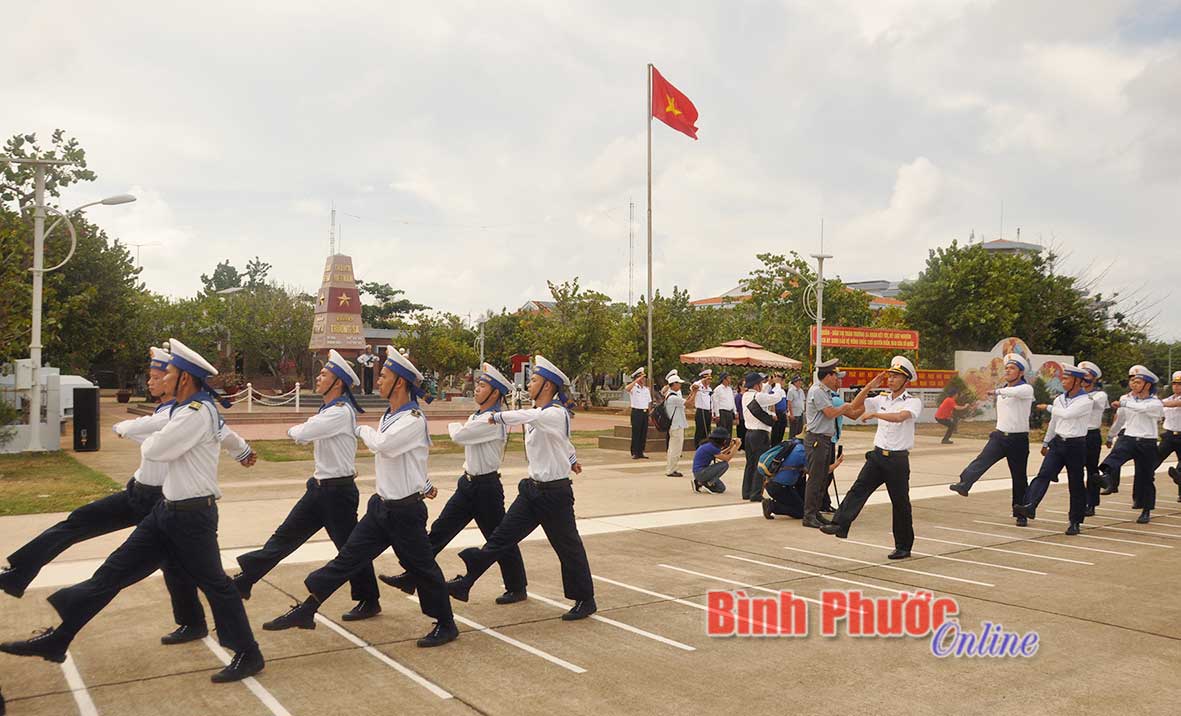 Sau gần 1 giờ di chuyển bằng ca nô từ tàu kiểm ngư KN-490 vào đảo Song Tử Tây - đảo đầu tiên đoàn đặt chân tới trong hải trình, 7 giờ sáng 8-5, tất cả cán bộ, chiến sĩ, nhân dân trên đảo và đoàn công tác đã tham dự lễ chào cờ Tổ quốc đầy hào hùng, xúc động. Ngày 12-5, đoàn công tác tiếp tục tham dự lễ chào cờ Tổ quốc cùng cán bộ, chiến sĩ và nhân dân trên đảo Trường Sa.