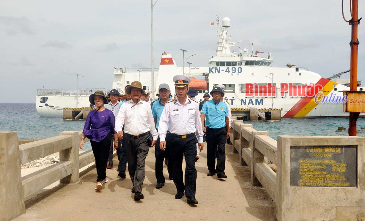 Trong hải trình ghé các đảo và nhà giàn, hiện mới chỉ đảo Trường Sa có cầu cảng tàu kiểm ngư KN-490 có thể cập bờ trực tiếp, còn lại đều phải neo đậu từ xa rồi đi ca nô vào đảo. Trong ảnh, trưởng và phó đoàn dẫn đầu đoàn công tác vào thăm và làm việc tại đảo Trường Sa.