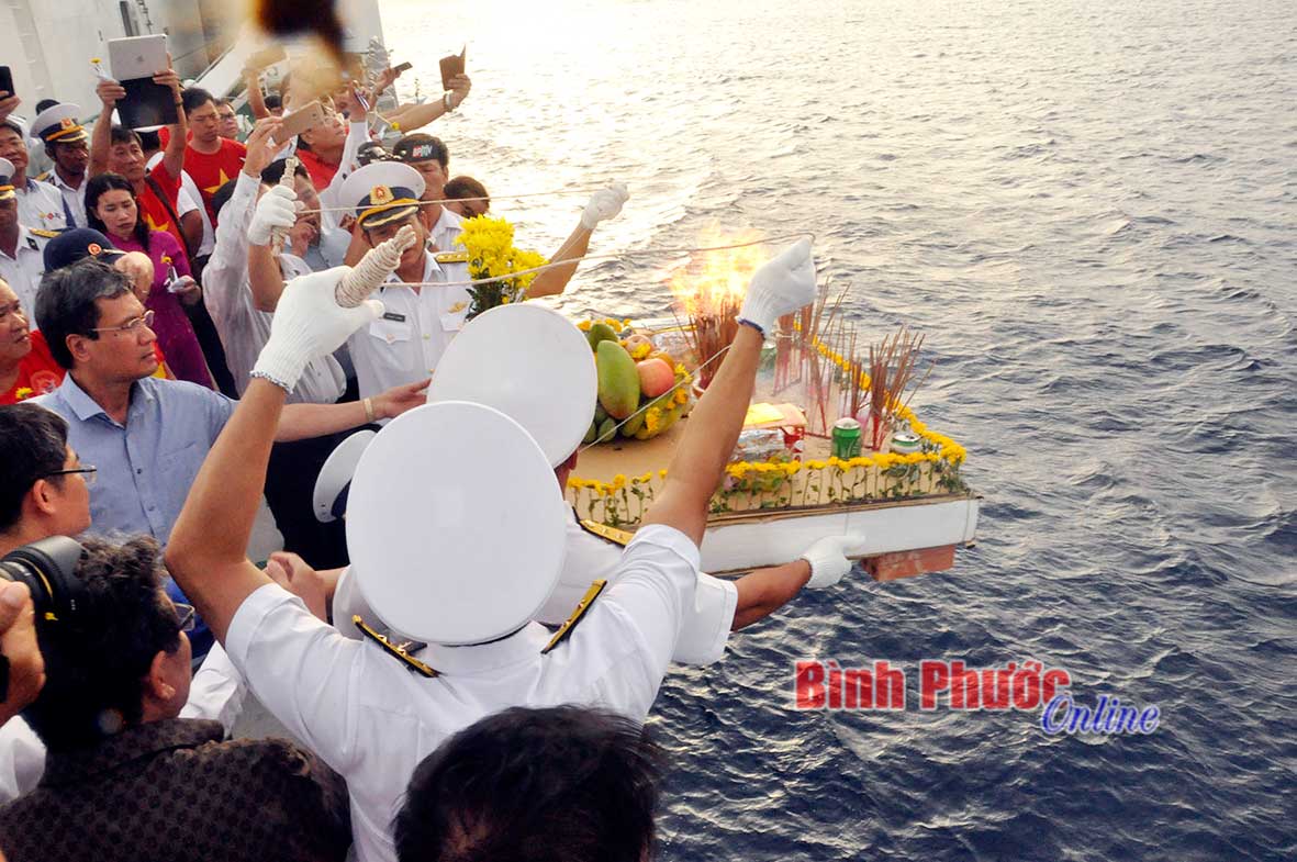 Hai ngày 10 và 13-5, đoàn tổ chức lễ tưởng niệm các anh hùng liệt sĩ hy sinh tại vùng biển Cô Lin, Gạc Ma, Len Đao và các nhà giàn DK1 thuộc quần đảo Trường Sa.