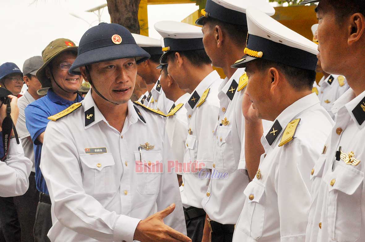 Trong 9 ngày hải trình, đoàn công tác di chuyển liên tục, làm việc từ 5 giờ sáng đến cuối ngày, mỗi ngày đến thăm, làm việc tại 2 đảo và tổ chức nhiều hoạt động trên tàu kiểm ngư KN-490. Trong ảnh, Đại tá Đỗ Quốc Ân, Phó chủ nhiệm Kỹ thuật Quân chủng Hải quân, trưởng đoàn công tác số 11 và lãnh đạo các cơ quan, đơn vị duyệt đội danh dự, thăm hỏi cán bộ, chiến sĩ đảo Sơn Ca.