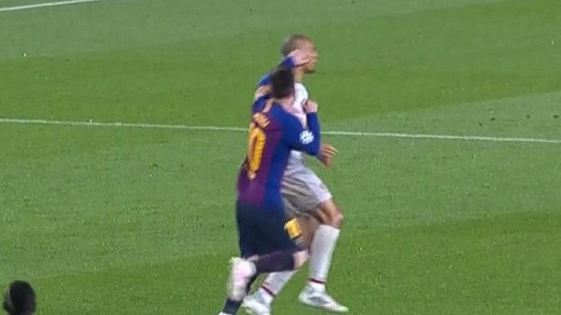 Cac co dong vien Liverpool gian du doi ra an phat cam Messi thi dau hinh anh 1